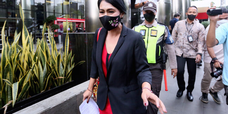 Kontroversi Suap dan Mobil Mewah, Ricky Ham Pagawak dan Brigita Manohara