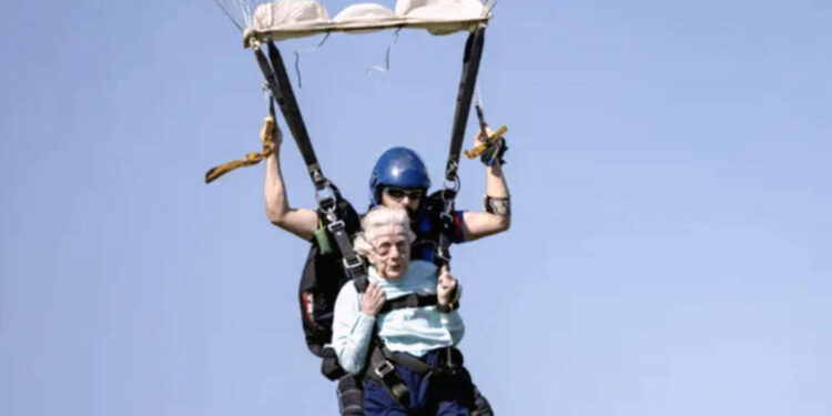 Rekor Terjun Payung: Penerjun Tertua di Dunia Tutup Usia pada Usia 104