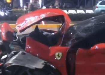 Ferrari Merah Tabrak 5 Kendaraan di Jalan Sudirman, Korban Luka