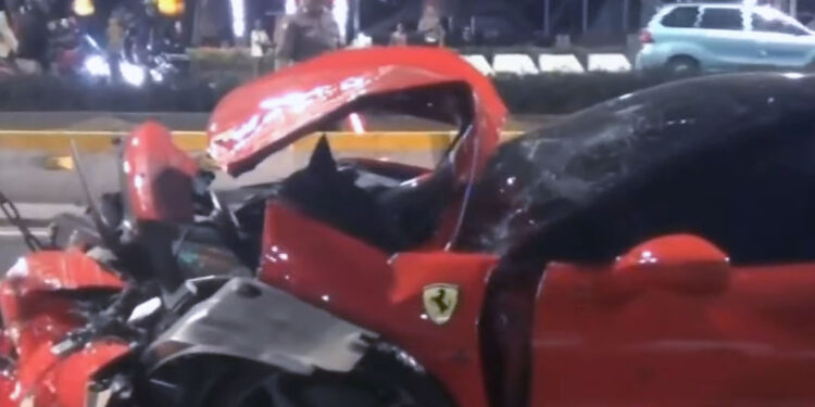Ferrari Merah Tabrak 5 Kendaraan di Jalan Sudirman, Korban Luka