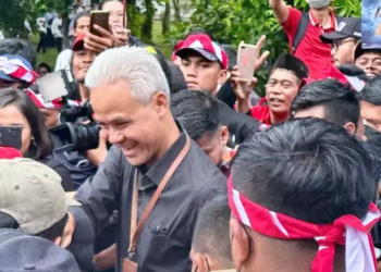 Ganjar Pranowo dan Mahfud MD Tiba di KPU dengan Gaya Memikat