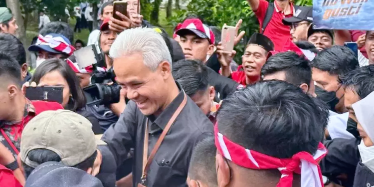 Ganjar Pranowo dan Mahfud MD Tiba di KPU dengan Gaya Memikat