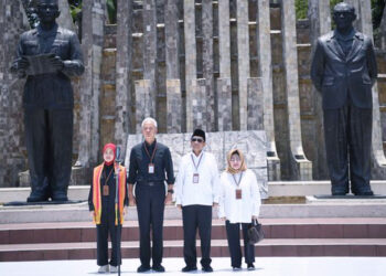 Ganjar dan Mahfud Mulai Perjalanan Menuju KPU dari Tugu Proklamasi