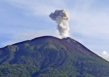 Gunung Ili Lewotolok NTT Erupsi Ganda Pagi Ini
