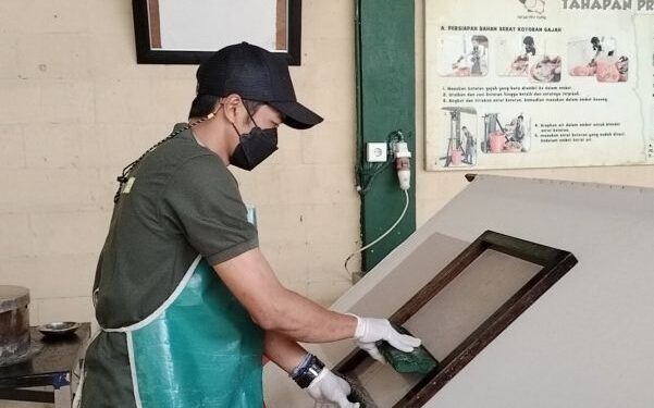 Taman Safari Indonesia Olah Kotoran Gajah jadi Kertas Ramah Lingkungan