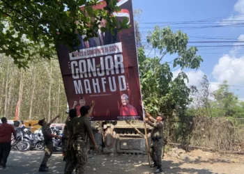 Satpol PP Cabut Atribut PDIP dan Kaesang di Lokasi Kunjungan Jokowi di Gianyar