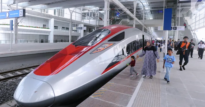 Perjalanan Whoosh Terganggu Imbas Insiden Dinding Penghalau di Jalur Whoosh