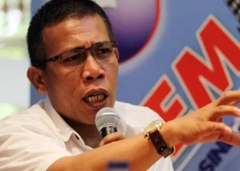 Masinton Pasaribu Menyikapi Gibran Tak Kembalikan KTA Partai