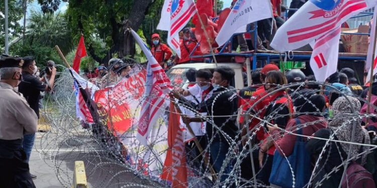 MK Tolak Gugatan Formil Perppu Ciptaker, Massa Buruh Protes Ricuh