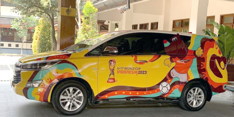 Gibran Sulap Mobil Dinas Nuansa Kuning dengan Logo Piala Dunia U-17