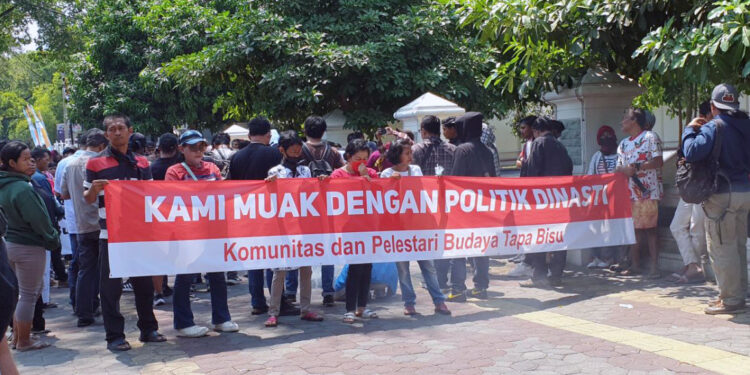 Protes Tanpa Kata: Ratusan Warga Solo Bertapa Bisu di Depan Rumah Dinas Gibran