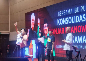 Relawan Jokowi Mengamuk Melepaskan Baju Depan Puan Kecewa pada Jokowi