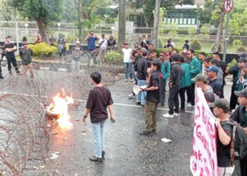 Kericuhan di Aksi Protes 9 Tahun Pemerintahan Jokowi di Jakarta Pusat