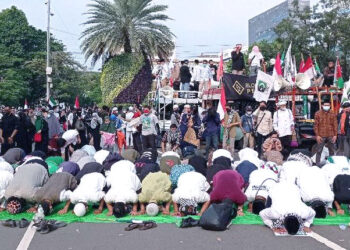 Salat Berjamaah di Depan Kedubes AS untuk Mendukung Palestina