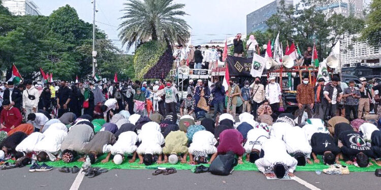 Salat Berjamaah di Depan Kedubes AS untuk Mendukung Palestina