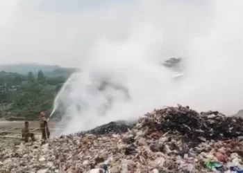 Kebakaran di TPA Cikundul Sukabumi Berhasil Dipadamkan