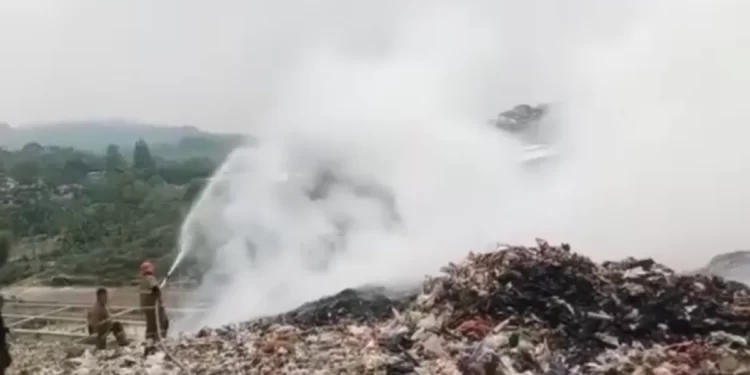 Kebakaran di TPA Cikundul Sukabumi Berhasil Dipadamkan