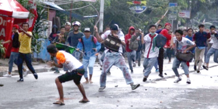 Perjalanan Kereta di Stasiun Manggarai Terhenti Akibat Tawuran Warga