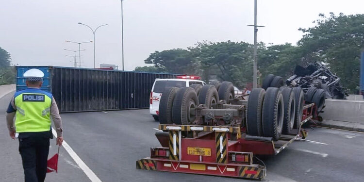 Truk Kontainer Terbalik di Tol JORR, Ganggu Lalu Lintas Pagi di Jakarta