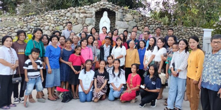 Doa Pembukaan Rosario se Paroki Siti Maryam di Gua Maria Saluampak