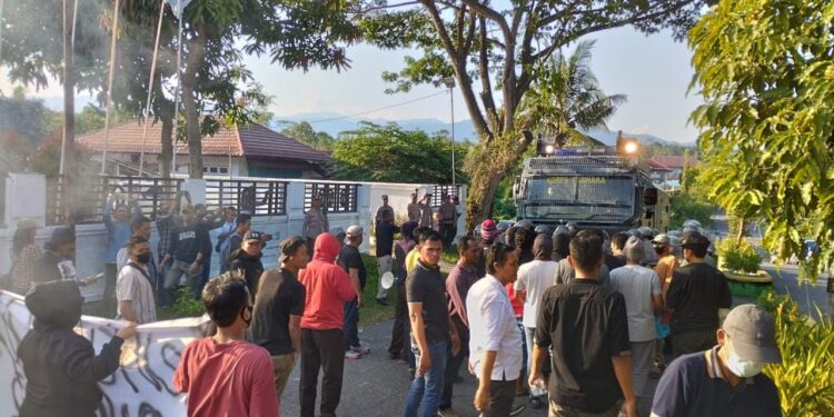 Polisi Atraksi Simulasi, Kantor KPU Diserbu Demonstran