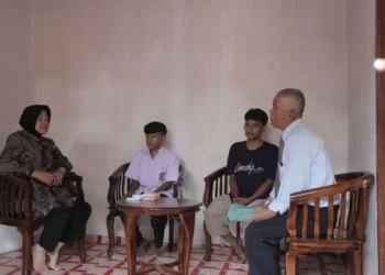 Mensos Risma Bantu Seorang Remaja Garut Rawat Orang Tua yang Disabilitas