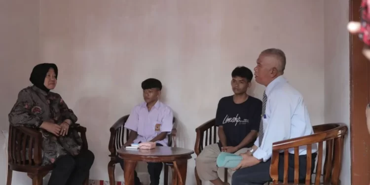 Mensos Risma Bantu Seorang Remaja Garut Rawat Orang Tua yang Disabilitas