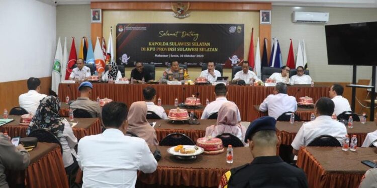 Kapolda Sulawesi Selatan Cek Gudang Penampungan Bilik Suara KPU