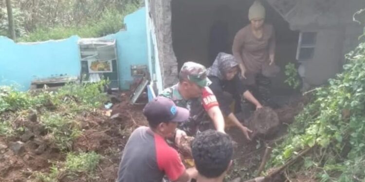 Satu Rumah Rusak Parah dan Belasan Lainnya Terancam Longsor di Cianjur