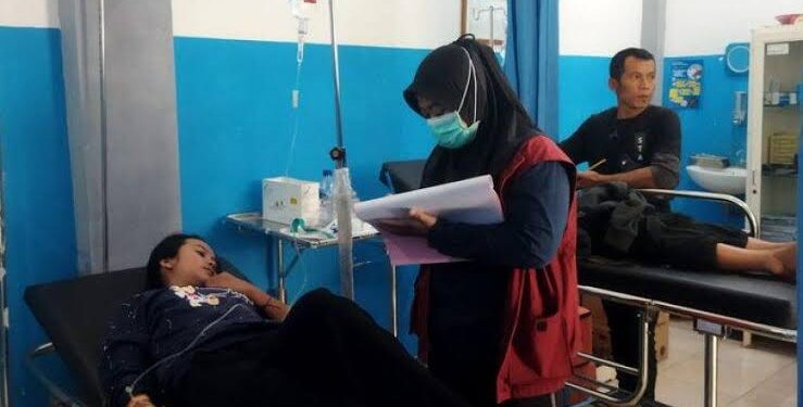 Salah seorang korban keracunan jajanan cimin di puskesmas Saguling