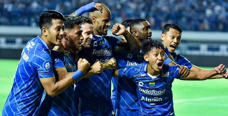 Para pemain Persib Bandung merayakan gol kemenangan atas PSS Sleman