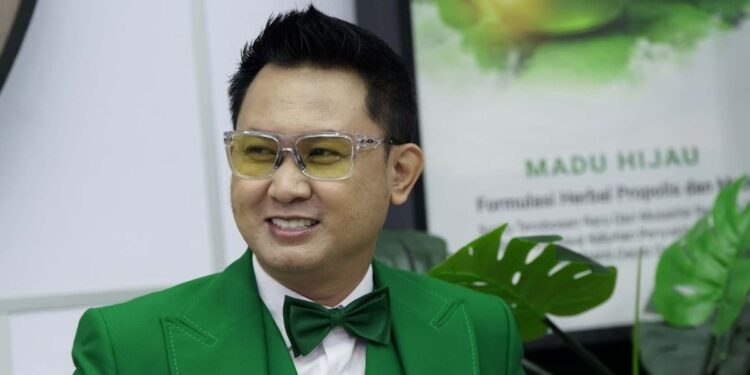 Hizrah Bacan Garap Madu Hijau di Online dengan Raffi Ahmad