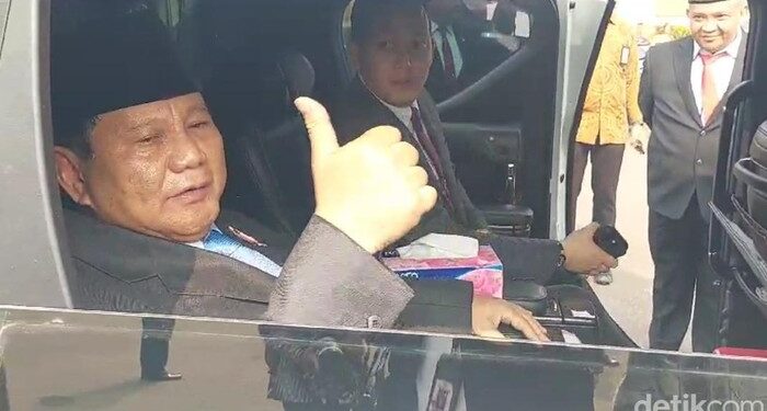 Prabowo Acungkan Jempol usai Wacana Duet dengan Ganjar Pranowo