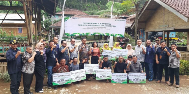 Perum Perhutani Serahkan Bantuan Tanggung Jawab Sosial dan Lingkungan untuk Mitra
