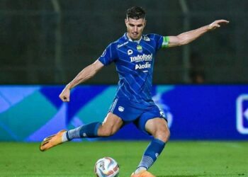 Bek jangkung Persib Bandung Nick Kuipers mencetak gol tunggal kemenangan Persib Bandung