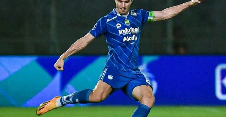 Bek jangkung Persib Bandung Nick Kuipers mencetak gol tunggal kemenangan Persib Bandung