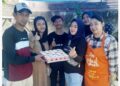 Maya Nurmayanti saat memberikan pelatihan & praktik life skill variasi makanan & minuman kepada masyarakat Rancamanyar