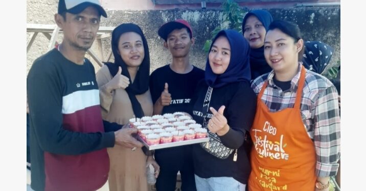 Maya Nurmayanti saat memberikan pelatihan & praktik life skill variasi makanan & minuman kepada masyarakat Rancamanyar