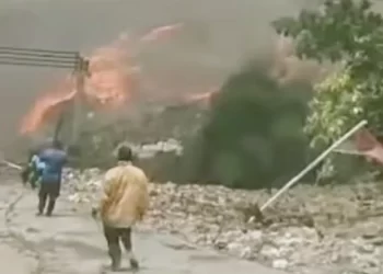 BPBD Karawang Tangani Warga yang Terdampak Kebakaran di TPA Jalupang