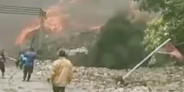 BPBD Karawang Tangani Warga yang Terdampak Kebakaran di TPA Jalupang