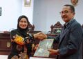 Indah Putri Indriani, Serahkan Ranperda 2024 ke Ketua DPRD Luwu Utara, Angka Kemiskinan Turun 12,66%
