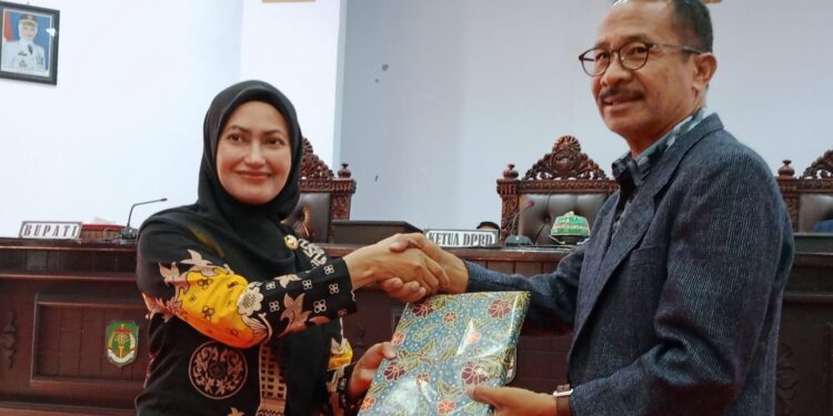 Indah Putri Indriani, Serahkan Ranperda 2024 ke Ketua DPRD Luwu Utara, Angka Kemiskinan Turun 12,66%
