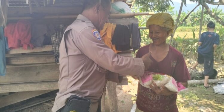Bhabinkamtibmas Sarana Kontak ke Warga Binaan, Gervasius Sisihkan Remunirasinya Bantu Janda Miskin Tua