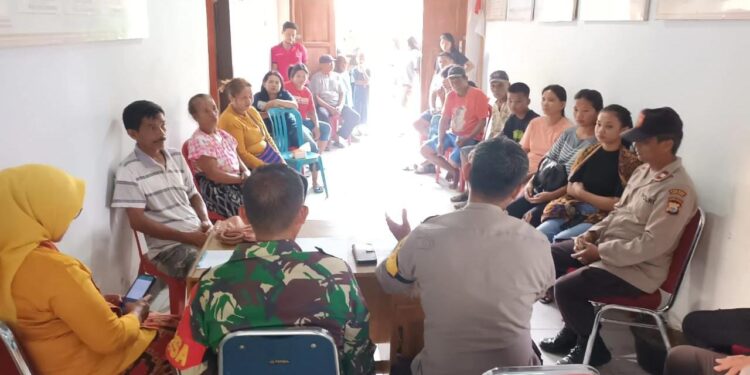 Silang Pendapat di Medsos, Bhabinkamtibmas-Babinsa dan Pemerintah Desa Mari-Mari Berhasil Damaikan Warganya