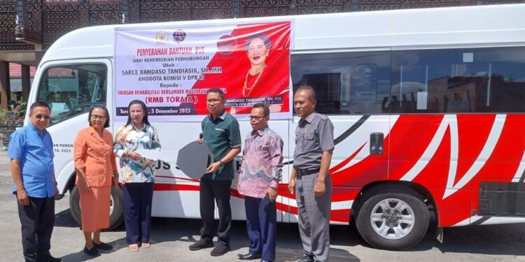 Anggota Komisi V DPR RI, Sarce Bandaso: Dengan Dana Aspirasi Serahkan Bantuan 2 Unit Bus di Toraja