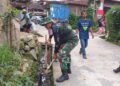 TNI Polri Masyarakat Berkolaborasi Bersihkan Tepi Jalan dan Selokan