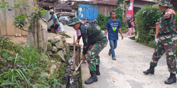 TNI Polri Masyarakat Berkolaborasi Bersihkan Tepi Jalan dan Selokan