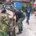 TNI Polri Masyarakat Berkolaborasi Bersihkan Tepi Jalan dan Selokan