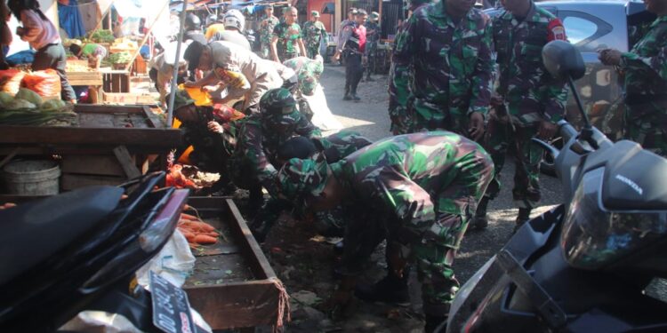 TNI-Polri dan Stakeholder Kolaborasi Bersihkan Sampah di Pasar