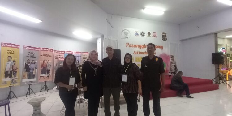 Pembina KBPP Polri Maktal Nugraha bersama Ketua DKKC Viska Susan Arum disela-sela acara.